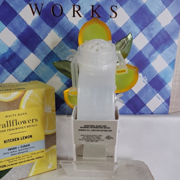 WHITE BARN WALLFLOWERS PLUG SCENT-CONTROL & REFILLS 3-PIECE HOME FRAGRANCE SET - Picture 5 of 12